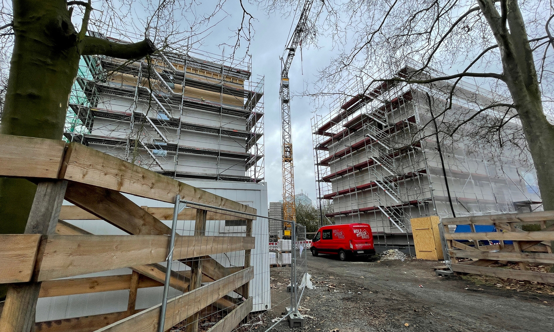 Modernisierung in der Adolf-Miersch-Siedlung Häuser in der Adolf-Miersch-Siedlung stehen im Gerüst.