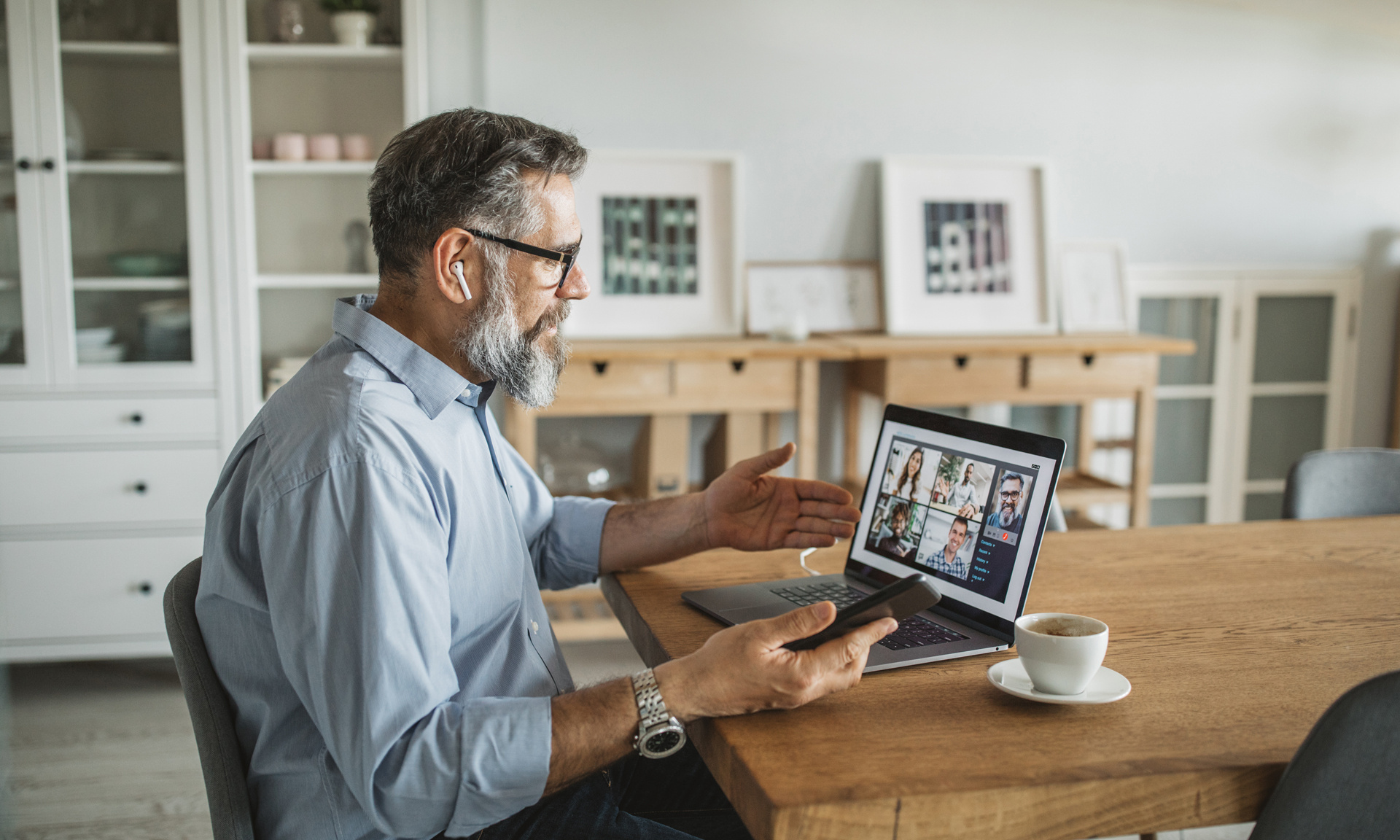 Mobile Arbeiten Mann vor Laptop