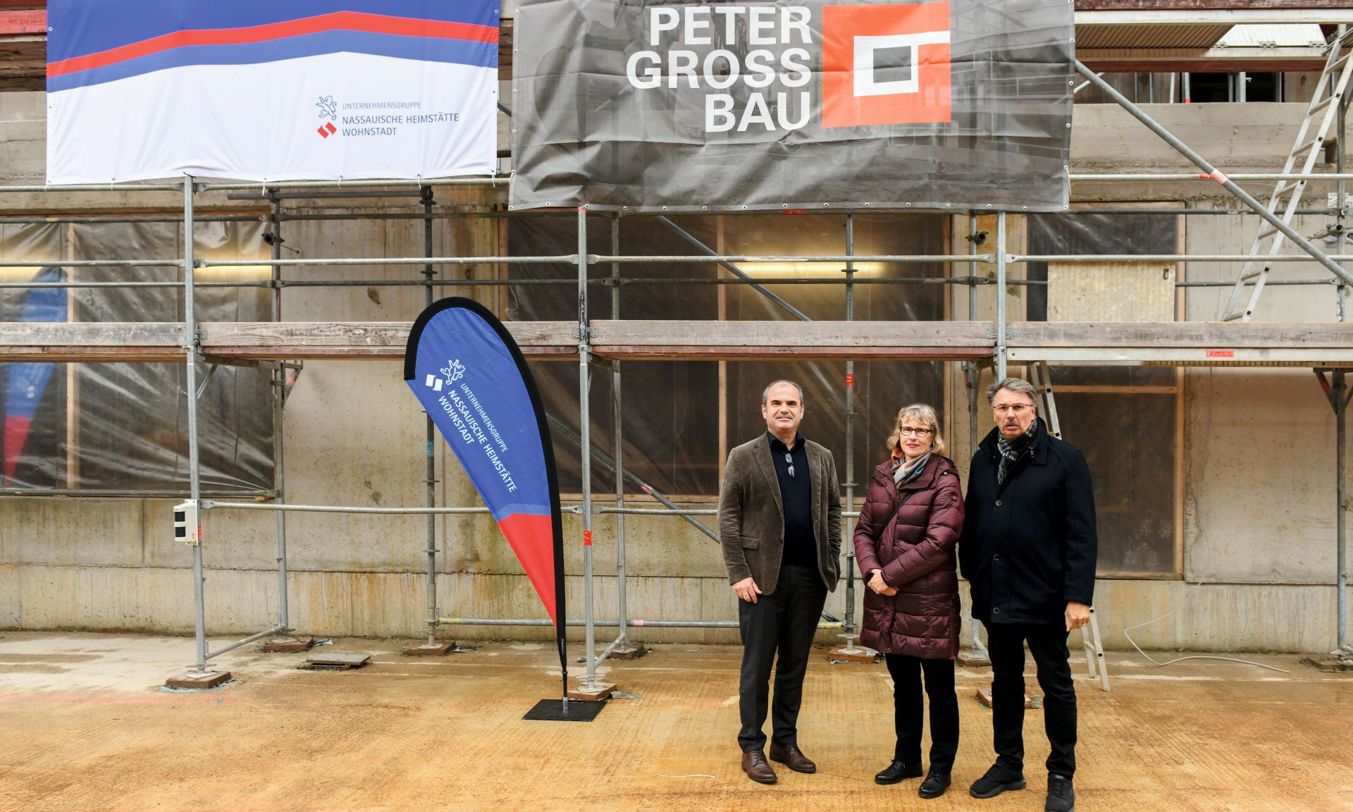 Philipp Gross, Geschäftsführer von Peter Gross Bau (l.), NHW-Geschäftsführerin Monika Fontaine-Kretschmer (M.) und Bürgermeister Manfred Ockel beim Richtfest.