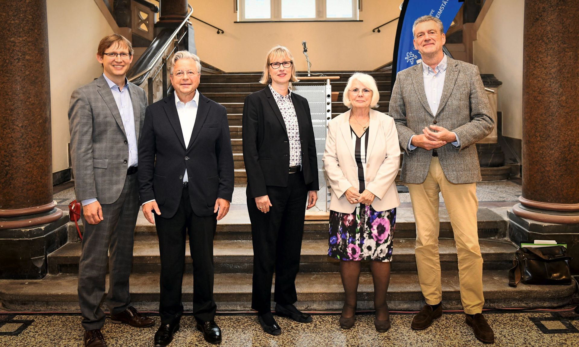 Einweihung Altes Gericht Bei der feierlichen Einweihung des Ensembles mit dabei (v. l. n. r.): Staatssekretär Jens Deutschendorf, die NHW-Geschäftsführer Dr. Constantin Westphal und Monika Fontaine-Kretschmer sowie Stadträtin Gabriele Wolf und Staatssekretär Dr. Martin J. Worms.