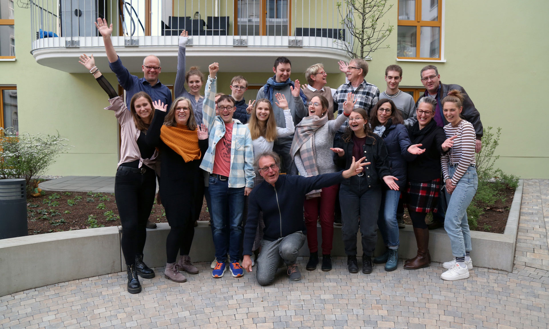 Inklusive Wohngemeinschaft in der Freiligrathstraße Freuen sich auf das gemeinsame Wohnprojekt: die Bewohner:innen der inklusiven Wohngemeinschaft in der Freiligrathstraße 33-35. Foto: Claudia Fischer