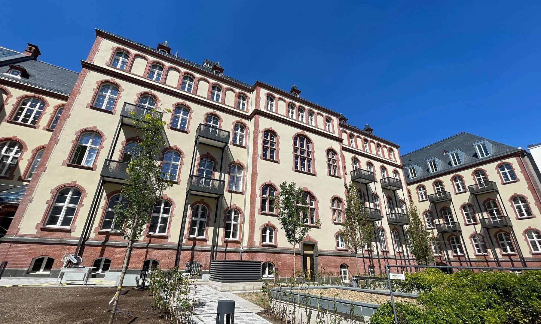 Pressefoto 2 Altes Gericht Wiesbaden Blick von vorne auf das Alte Gericht in Wiesbaden