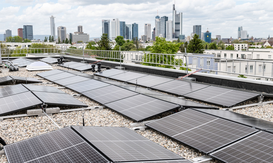 Mieterstrom in der Fritz-Kissel-Siedlung Photovoltaik-Anlagen auf den aufgestockten Dächern in der Fritz-Kissel-Siedlung. Im Hintergrund die Frankfurter Skyline.