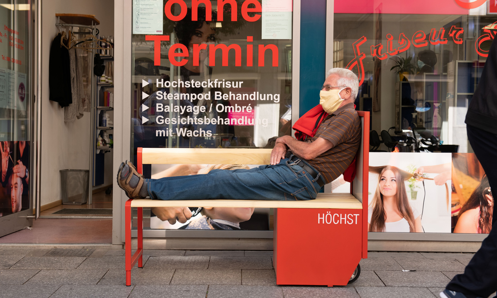 Erster Besucher der neuen mobilen Bank Erster Besucher der neuen mobilen Bank