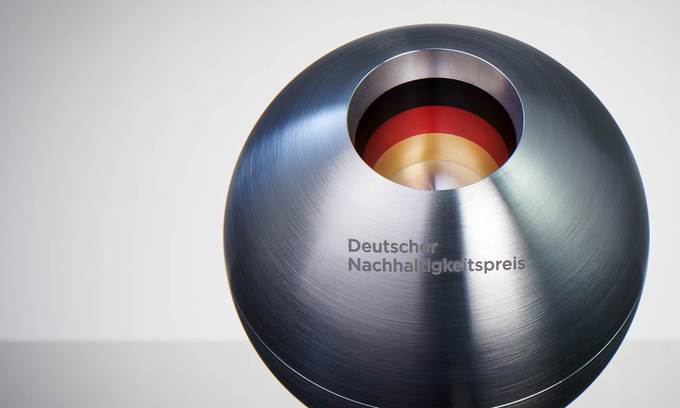 Der Pokal des Deutschen Nachhaltigkeitspreises