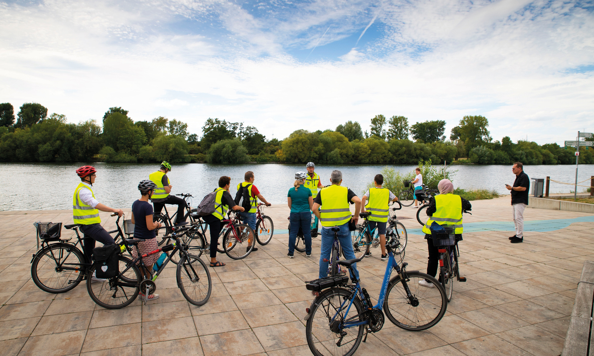 Beim Projekt SuPraStadt stehen vor allem Mitmachaktionen im Fokus. Im Handlungsfeld Mobilität beispielsweise erkundeten die Teilnehmerinnen und Teilnehmer ihr Wohnumfeld auf Fahrrädern. Foto: NHW / Marc-Strohfeldt An einem Strang ziehen