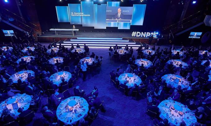 Viele runde Tische in blaues Licht getaucht, Verleihung des DNP 2022