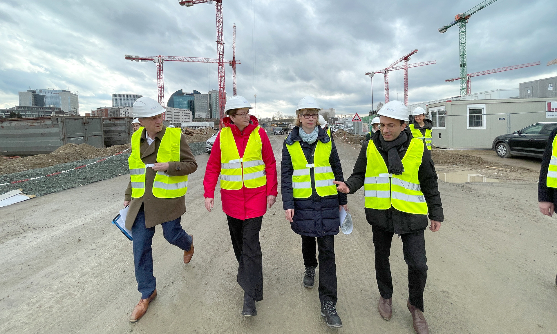 Baustellenrundgang mit Klara Geywitz Bundesbauministerin Klara Geywitz, Planungsdezernent Mike Josef und die NHW-Geschäftsführer Monika Fontaine-Kretschmer sowie Dr. Thomas Hain im Schönhof-Viertel.