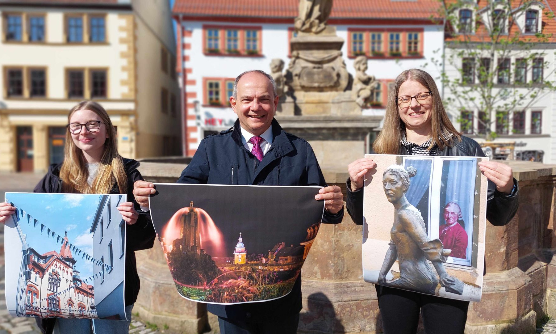 Tag der Städtebauförderung 2023 Oberbürgermeister, Knuth Kreuch gemeinsam mit zwei Bürgerinnen vor dem Marktbrunnen in Gotha