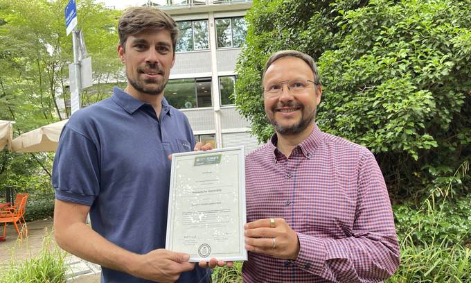 Gregor Steiger (li.) und Felix Lüter (re.) vom KC Nachhaltigkeitsmanagement mit der Urkunde für den European Climate Leader..