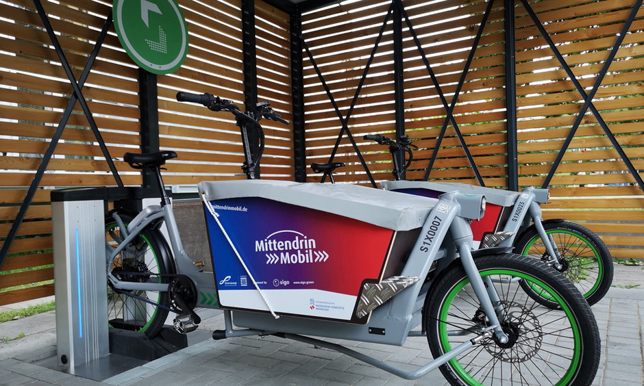 Pressefoto Lastenrad Lastenrad mit Branding "Mittendrin Mobil" in Unterstand