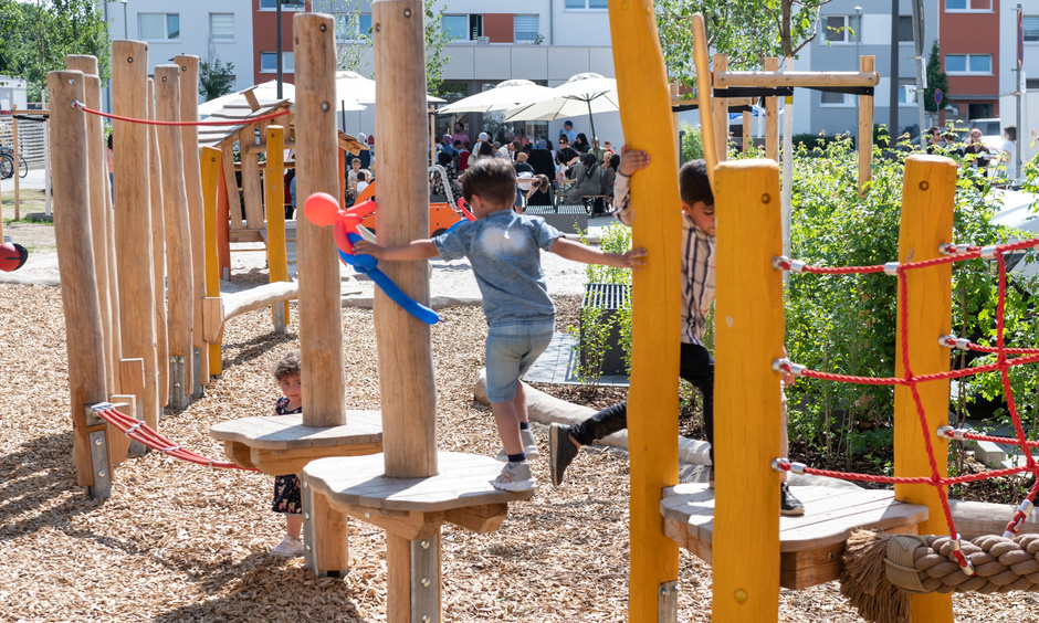 Neuer Spielplatz auf der Mainhöhe Neuer Spielplatz auf der Mainhöhe
