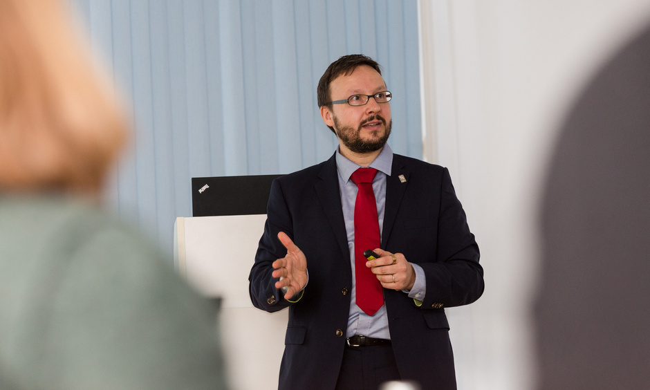 Initiative Wohnen.2050 Felix Lüter beim Vortrag zur Initiative Wohnen.2050