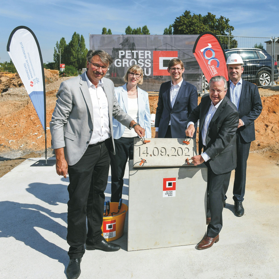 Legten gemeinsam den Grundstein: (v. l. n. r.): Bürgermeister Manfred Ockel, NHWGeschäftsführerin Monika Fontaine-Kretschmer, Staatssekretär Jens Deutschendorf, NHW-Geschäftsführer Dr. Constantin Westphal und Philipp Gross, Geschäftsführer von Pet An einem Strang ziehen