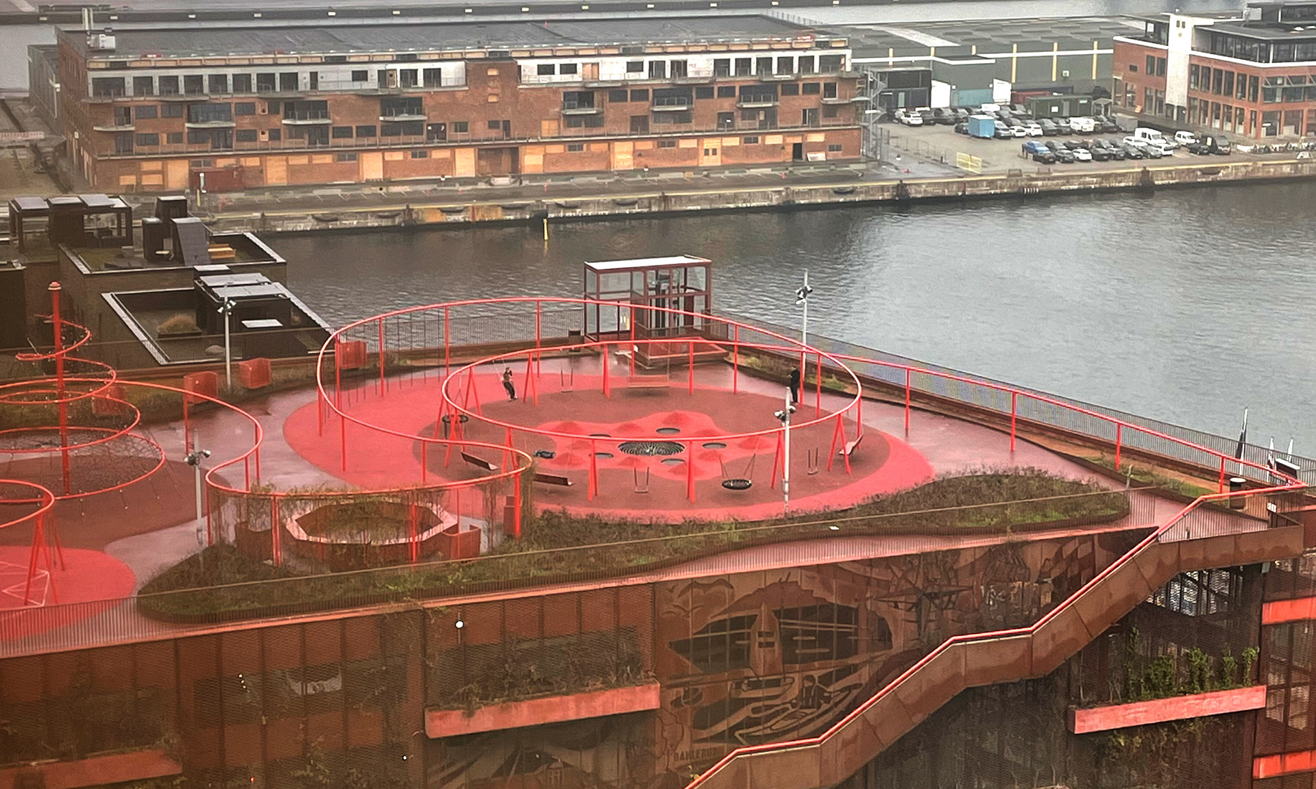 Kopenhagen Spielplatz Park`n`Play Der Spielplatz Park’n’Play erstreckt sich in leuchtendem Rot über der Hafenkulisse Kopenhagens.