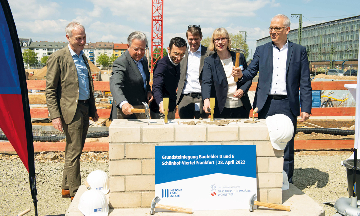 Schoenhof-Viertel Bei der Grundsteinlegung: die NHW-Geschäftsführer Dr. Thomas Hain (l.), Monika Fontaine-Kretschmer (2. v. r.), Dr. Constantin Westphal (2. v. l.) sowie Wirtschaftsminister Tarek Al-Wazir (r.), Frankfurts Planungsdezernent Mike Josef (3. v. l.) und Instone-Geschäftsführer Ralf Werner (3. v. r.). Foto: Stefan Krutsch