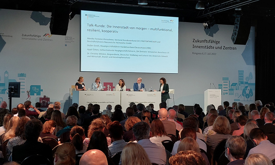 Die Innenstadt von morgen – multifunktional, resilient, kooperativ NHW-Geschäftsführerin Monika Fontaine-Kretschmer in der Talk-Runde "Die Innenstadt von morgen – multifunktional, resilient, kooperativ"